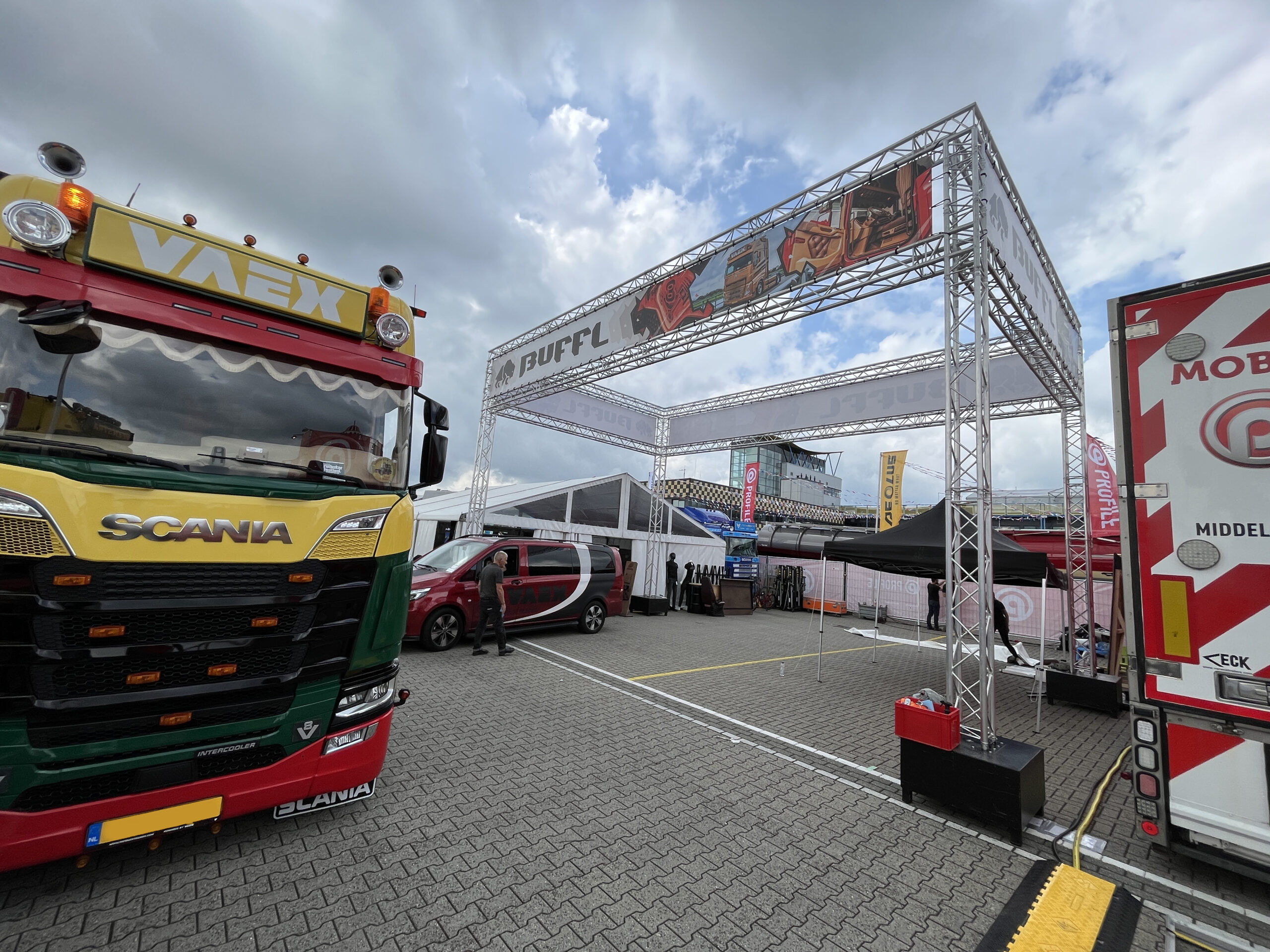 Master Partys truss carré met 360 banner huren